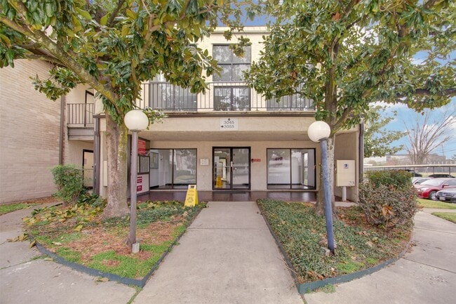 property at 3045 Walnut Bend Ln