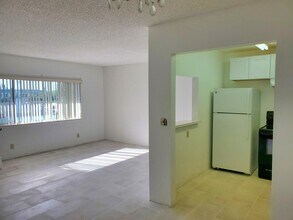 2200 Springdale Blvd in Palm Springs, FL - Foto de edificio - Building Photo