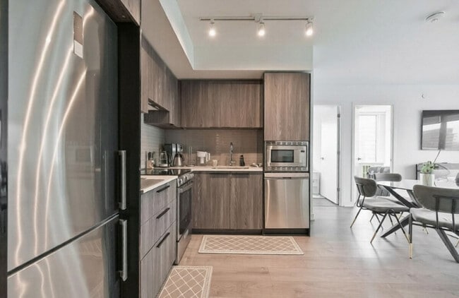 7 Wood St, Unit SI ID1490297P in Toronto, ON - Building Photo - Building Photo