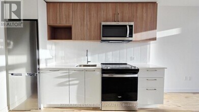 500 Plains Rd E in Burlington, ON - Building Photo - Building Photo