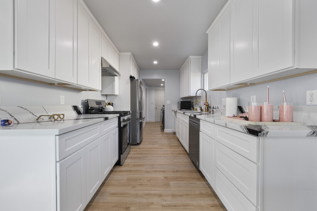 341 E 91st St in Los Angeles, CA - Building Photo