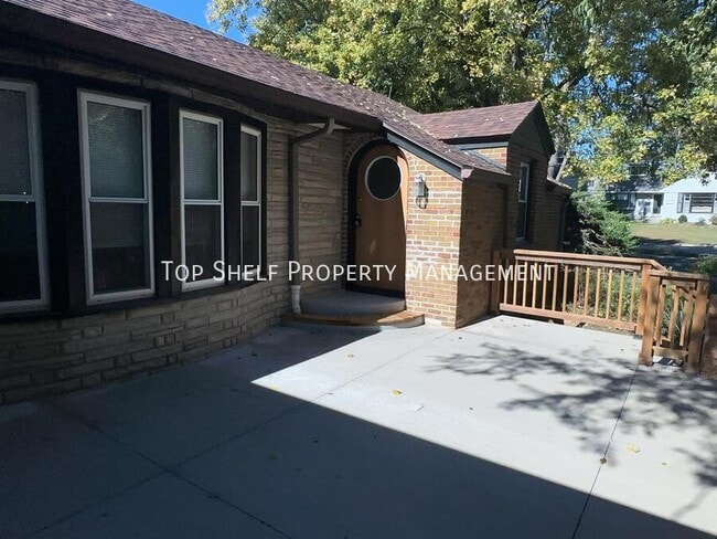 3816 Clinton Ave in Des Moines, IA - Building Photo - Building Photo