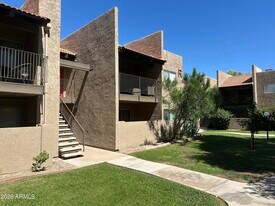 5525 E Thomas Rd in Phoenix, AZ - Building Photo