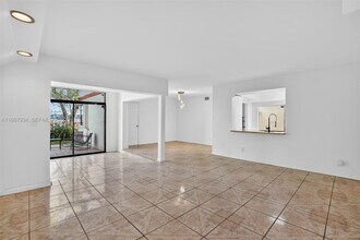 347 Ives Dairy Rd in Miami, FL - Building Photo - Building Photo