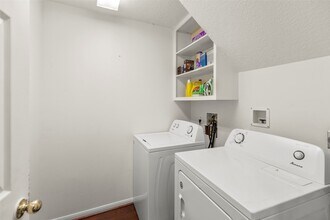 723 Avery Dr in Sugar Land, TX - Foto de edificio - Building Photo