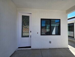 12416 Lambert Cir in Garden Grove, CA - Foto de edificio - Building Photo