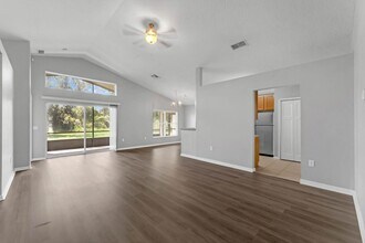 13820 Mirror Lake Dr in Orlando, FL - Building Photo - Building Photo