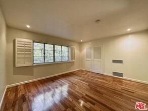 5420 1/2 Village Green in Los Angeles, CA - Building Photo - Building Photo