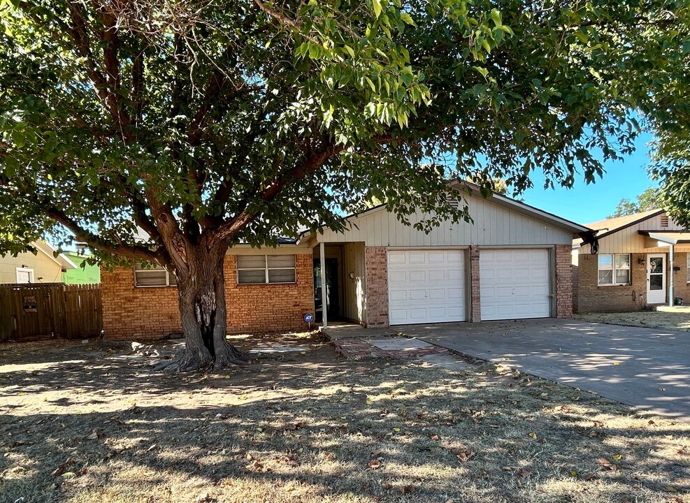 1613 69th St in Lubbock, TX - Building Photo