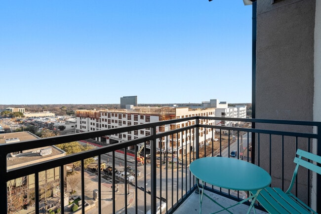 101 S Center St in Arlington, TX - Building Photo - Building Photo