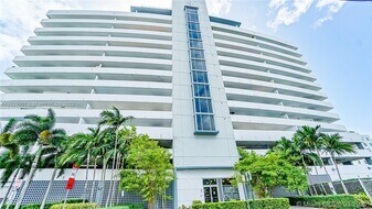 36 NW 6th Ave, Unit 905 in Miami, FL - Building Photo