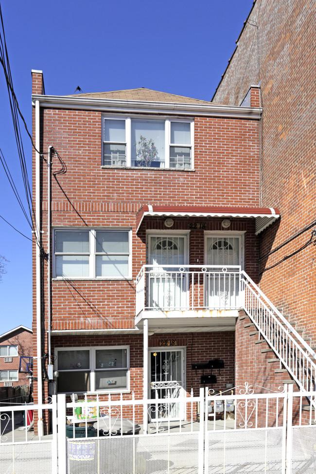 22-18 120th St in College Point, NY - Foto de edificio - Building Photo