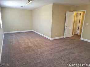 5921 Royal Castle Ln in Las Vegas, NV - Building Photo - Building Photo
