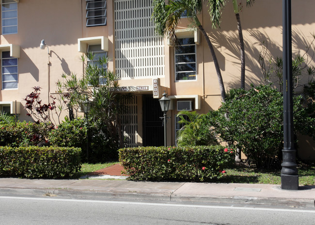 Apartment Aymee in Miami, FL - Building Photo - Building Photo