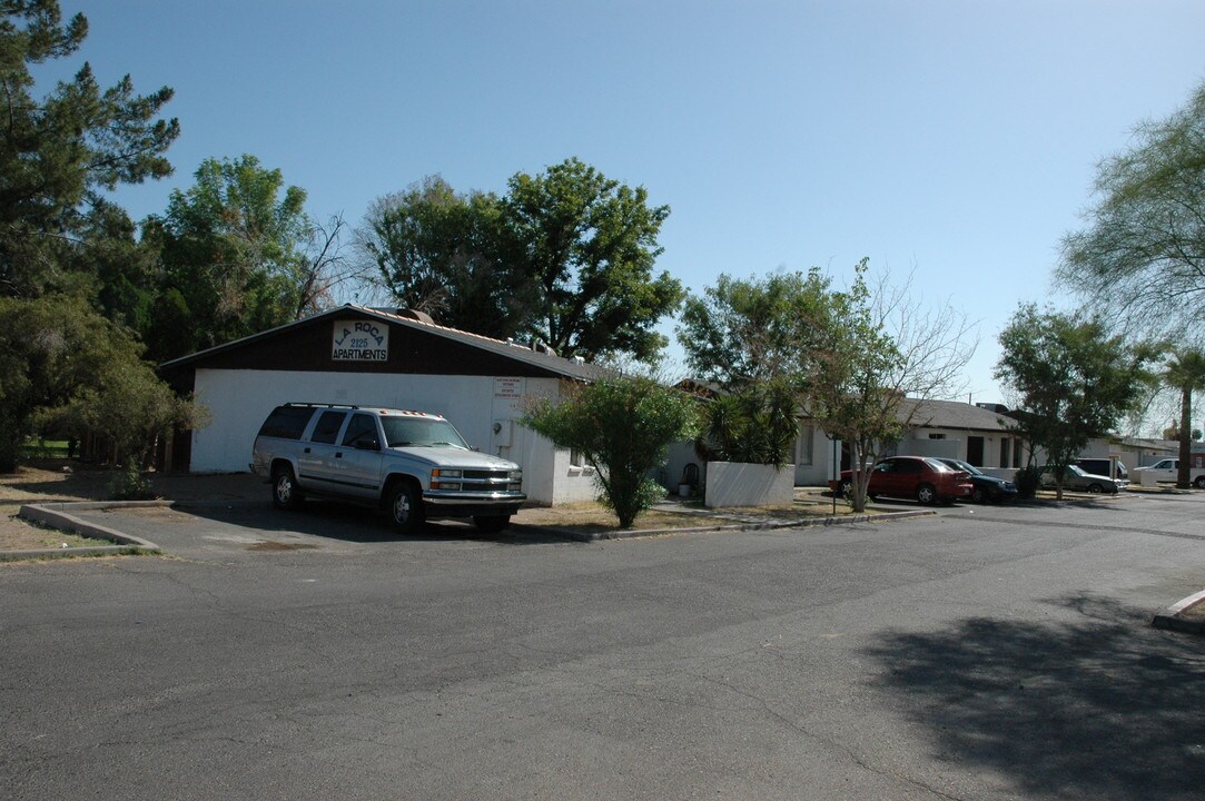 Vista Apartments in Phoenix, AZ - Building Photo