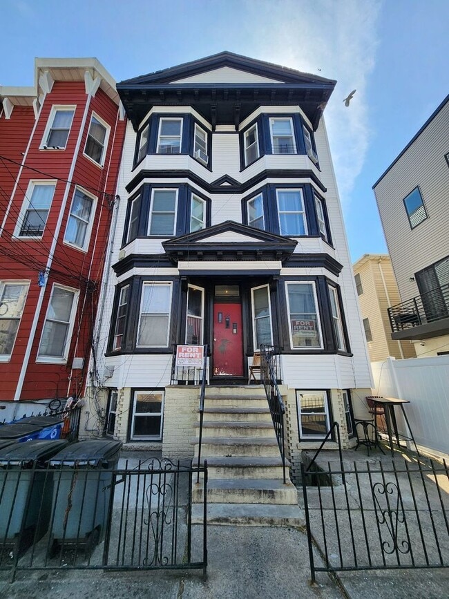 207 Bowers St in Jersey City, NJ - Building Photo - Building Photo