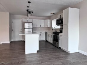 7024 Michael Collins Pl in Las Vegas, NV - Building Photo - Building Photo