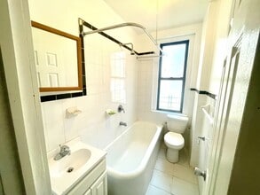 2511 Cruger Ave in Bronx, NY - Foto de edificio - Building Photo