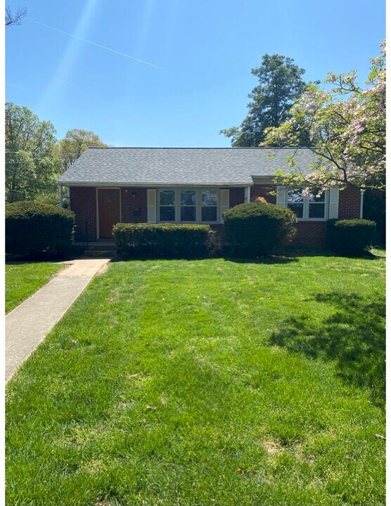 19 Hutton St in Gaithersburg, MD - Building Photo