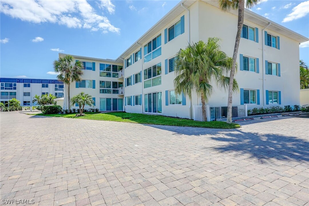 1950 Gulf Shore Blvd N in Naples, FL - Building Photo