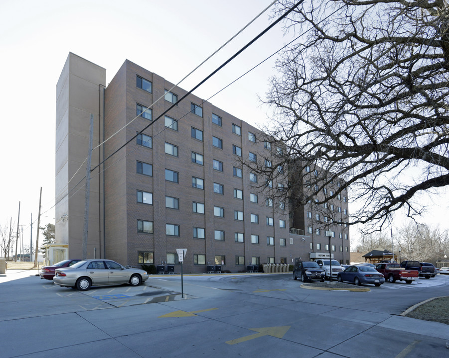 Midtown Towers in Newton, KS - Foto de edificio