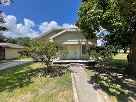 811 W 15th St in Port Arthur, TX - Building Photo