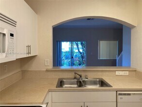 7985 NW 8th St in Miami, FL - Building Photo - Building Photo