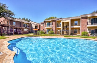 Creekwood Place in Lancaster, TX - Building Photo