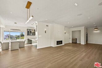 1326 Londonderry View Dr in Los Angeles, CA - Foto de edificio - Building Photo