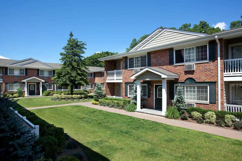 Fairfield Suburbia Gardens in West Babylon, NY - Building Photo