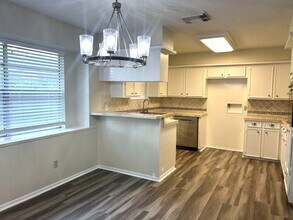 1910 Winding Creek Dr in Pearland, TX - Building Photo - Building Photo