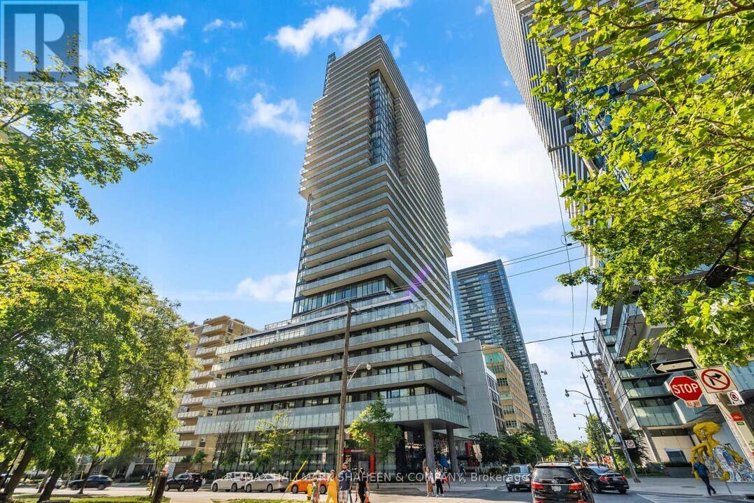 185-185 Roehampton Ave in Toronto, ON - Building Photo