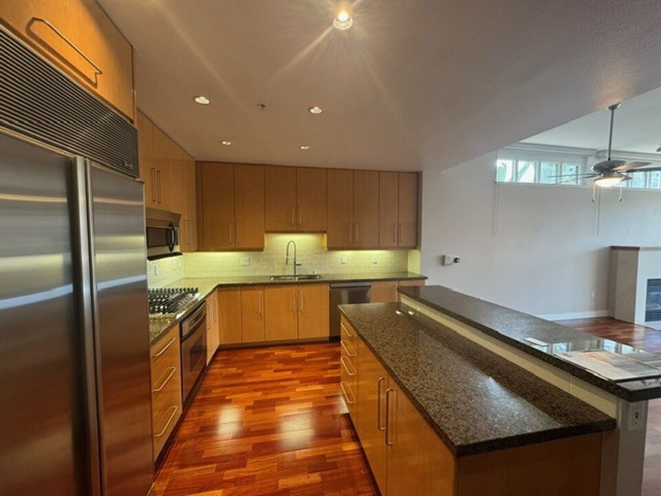700 W Harbor Dr in San Diego, CA - Building Photo