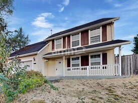 34607 Rocky Ct in Saint Helens, OR - Building Photo