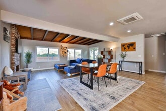 6479 Carthage St in San Diego, CA - Foto de edificio - Building Photo