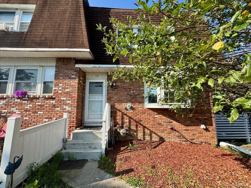56 Chaucer Ct in Middletown, NY - Building Photo