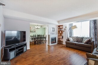 1808 Old Meadow Rd in McLean, VA - Foto de edificio - Building Photo