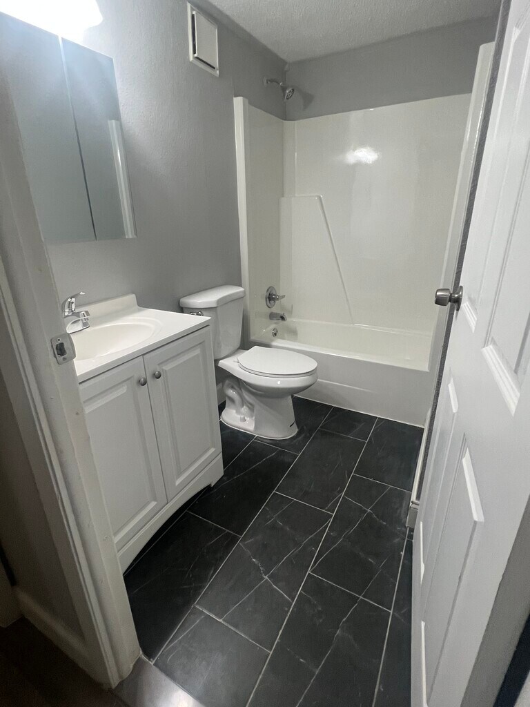 Oak Gardens Apartments in Hollywood, FL