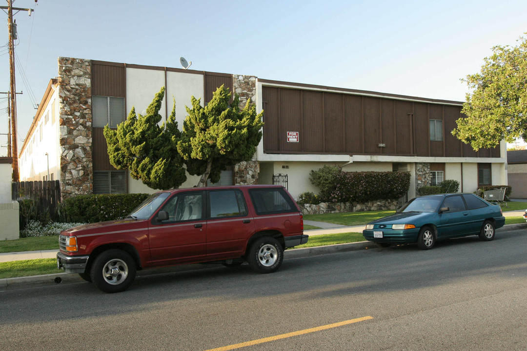 11645 Mapledale St in Norwalk, CA - Building Photo