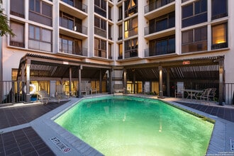 7701 Wurzbach Rd, Unit 301 in San Antonio, TX - Foto de edificio - Building Photo