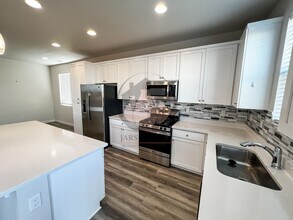 1403 Sunflower St in Woodburn, OR - Foto de edificio - Building Photo