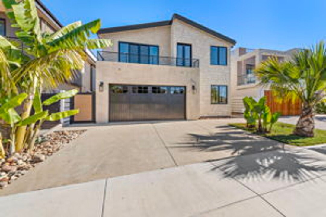 207 W Avenida San Antonio in San Clemente, CA - Building Photo