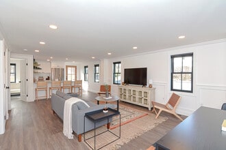 29 Lion St in East Greenwich, RI - Foto de edificio - Building Photo