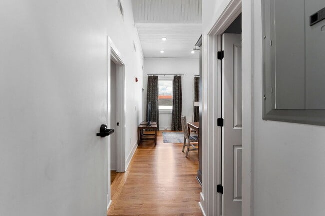 10 W Main St in Cartersville, GA - Foto de edificio - Building Photo