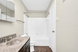 1201 Enterprise Ave-Unit -622 in League City, TX - Foto de edificio - Building Photo