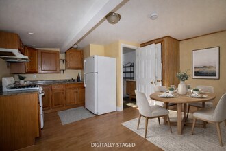 136 Bridge Rd in Salisbury, MA - Foto de edificio - Building Photo