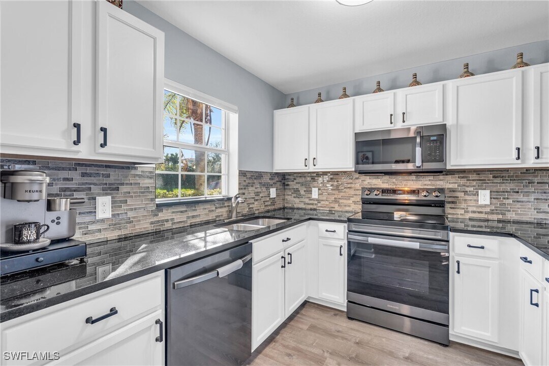 9097 Gervais Cir in Naples, FL - Building Photo