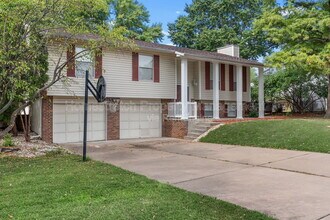 33 Pershing Lake Dr in St. Peters, MO - Building Photo - Building Photo