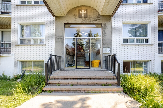 4290-4320 Métropolitain E in Montréal, QC - Building Photo - Building Photo