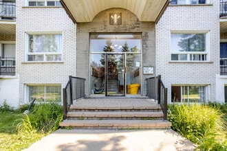 4290-4320 Métropolitain E in Montréal, QC - Building Photo - Building Photo